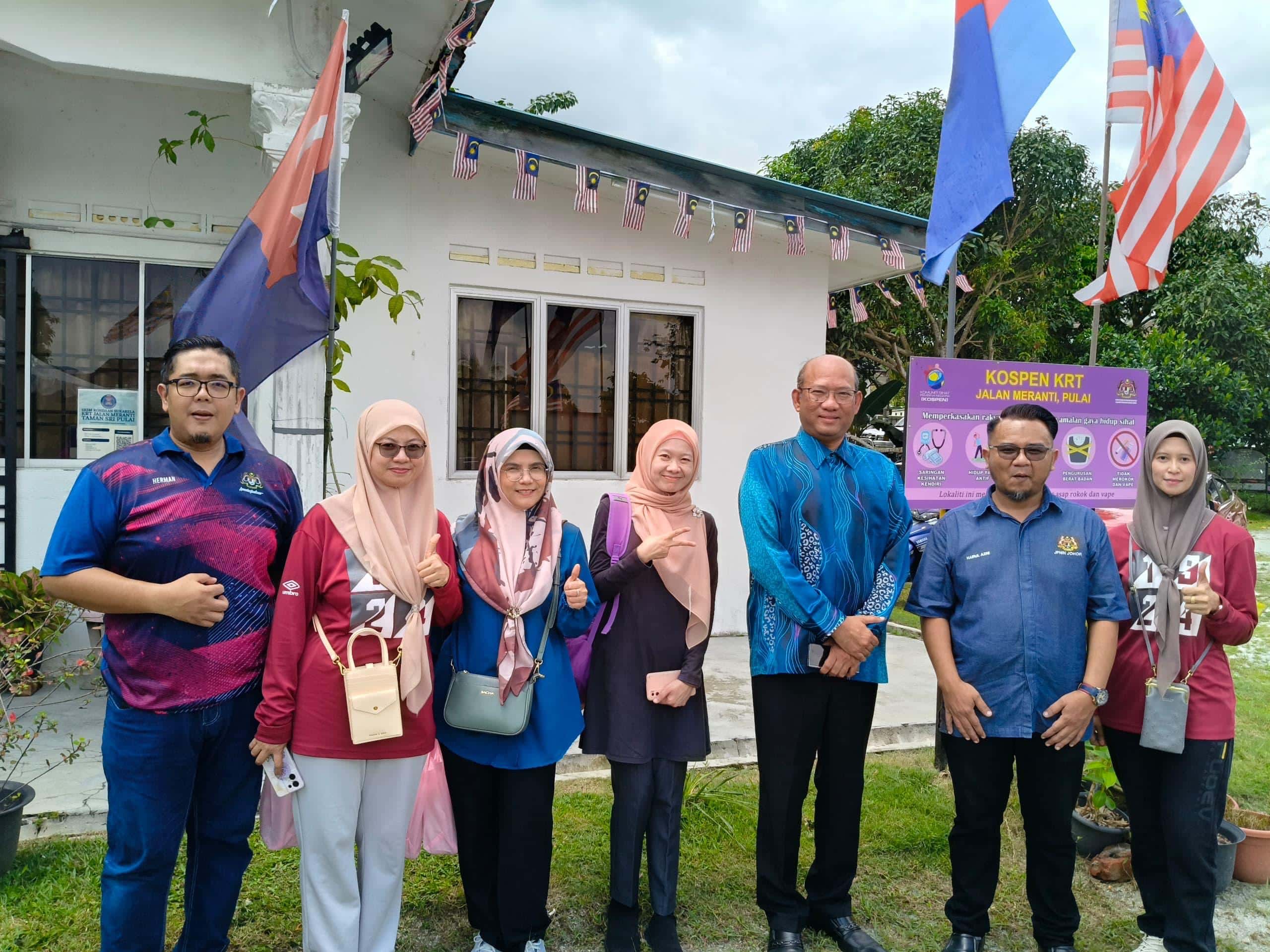 Barisan delegasi yang mengiringi Datuk Azman ketika sesi lawatan di sekitar KRT Jalan Meranti Taman Sri Pulai