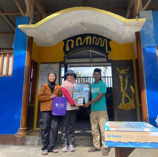 Pensyarah-pensyarah pengiring daripada UTM menyerahkan postcard tersebut kepada pihak Bajulmati Sea Turtle Conservation