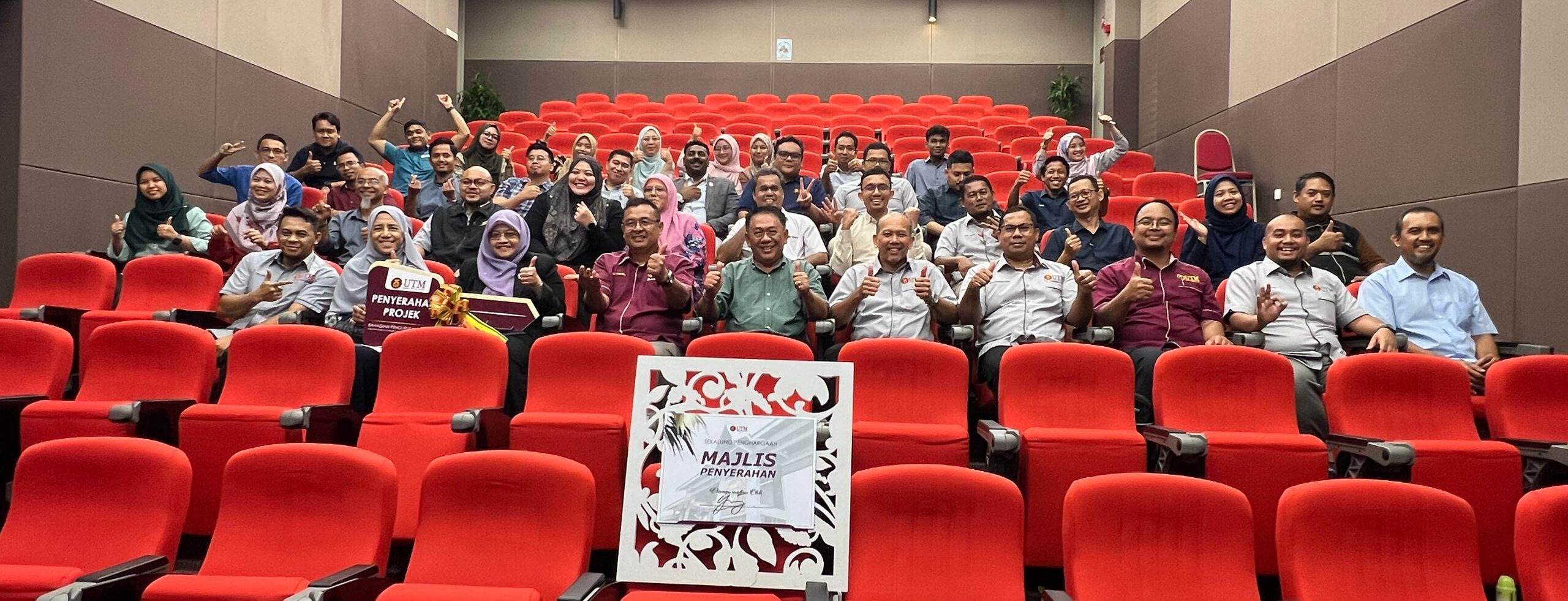 Sesi bergambar kenangan Kumpulan Projek dan Pihak Fakulti bersama Y.Bhg Prof TNCP selepas majlis penyerahan projek.