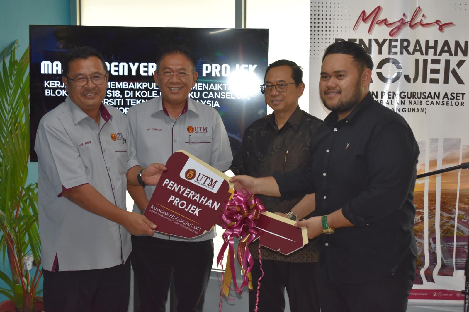 Penyerahan replika kunci kepada UTM daripada Produktif Ikhwan Sdn. Bhd.