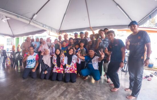 Warga UTMKL bergambar bersama Pengurus dan Anak - Anak Yatim Pertubuhan Kebajikan Kasih Nurul Iman