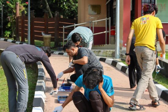 Pelajar dan staf bersama - sama mengecat bebendul laluan pejalan kaki di Taman Eko Rimba Kledang Saiong, Perak