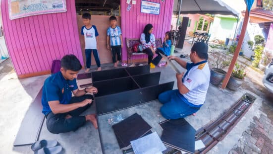 Pemasangan Perabot oleh Pelajar - Pelajar UTM Kuala Lumpur