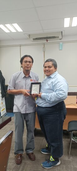 Exchange of gift with the Director of International Office