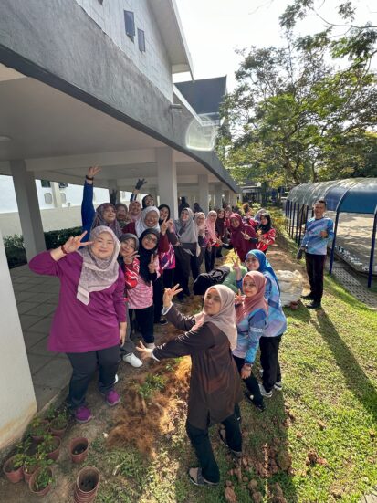 Warga kampus ceria melaksanakan gotong royong