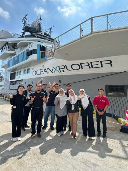 Kumpulan pelajar dan pegawai pengiring UTM JB