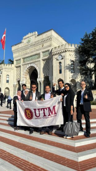 gsls pic in front IU gate