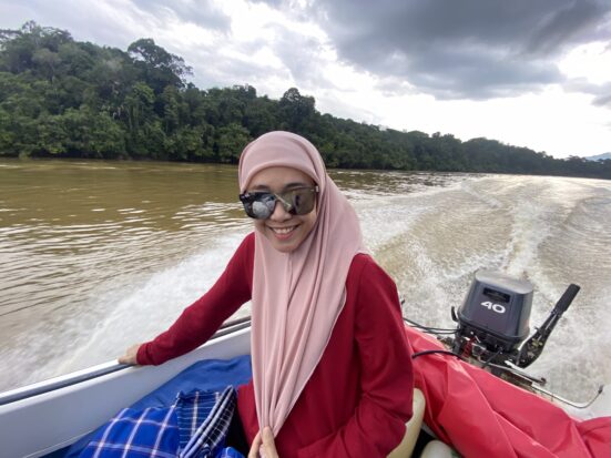 Dr. Izzah menaiki bot ke sekolah pedalaman.