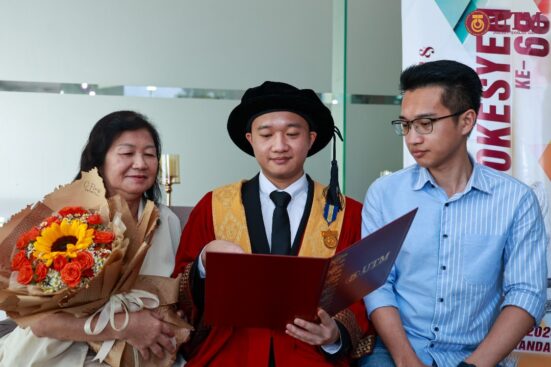 Dr. Kit Yu Heng with his family.