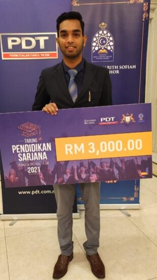 Sasi receiving RM 3000 fund from the Yayasan Raja Zarith Sofiah Negeri Johor.