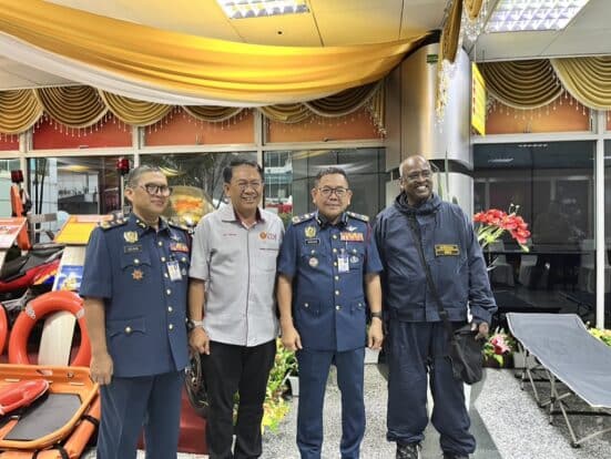 Prof. Ts. Dr. Edy Tonnizam bersama pegawai-pegawai JBPM