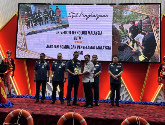 Sesi penyampaian cenderamata UTM kepada JBPM