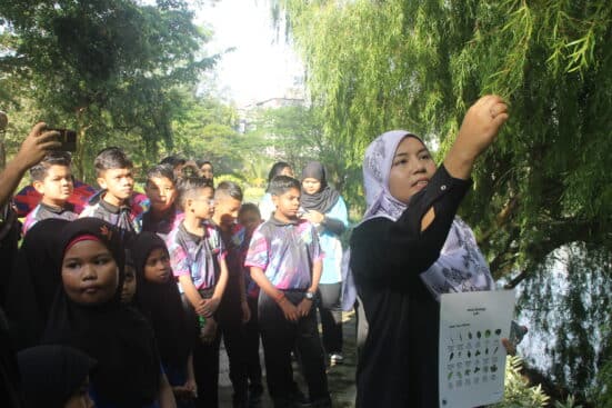 Student from SK Mutiara Rini with our expert in Community Knowledge Transfer Program on Potential Plant Species and Their Role in Environmental Balance