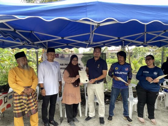 Penyampaian sijil penghargaan kepada sahabat biro komuniti Kampung Pasir, Pn Hawa