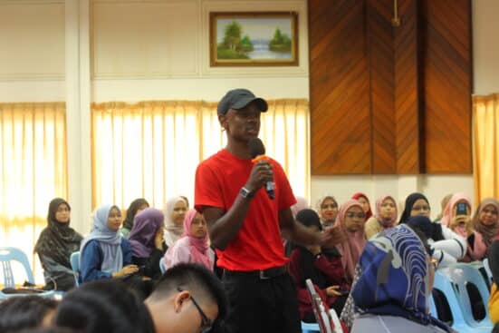 Future Surveyors in Action: Students seize the opportunity to ask burning questions during the dynamic Q&A session at the UTM FABU – RISM Career Talk 2024