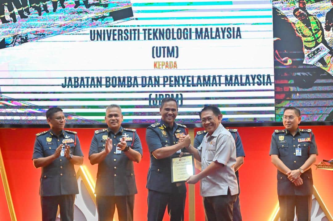 Sesi penyampaian sijil penghargaan UTM kepada JBPM