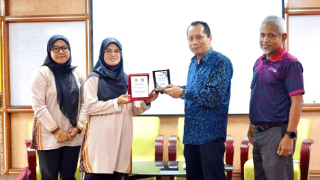 Sesi pertukaran cenderamata di antara Guru Penolong kanan Kokurikulum STAMAS, Puan Zaifarizah binti Md Sukor dan Dekan FEST, Prof. Dr. Noraffandy bin Yahaya