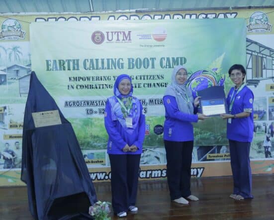 Recognizing Leadership: Assoc. Prof. Dr. Nurul Hazrina Idris, Chair of the Earth Calling Boot Camp 2025, receives the Alumni Engagement Innovation Fund 2024 certificate from Ms. Shiamala Thambirajah, representative of the U.S. Embassy Kuala Lumpur, in recognition of her leadership and dedication to the program's success