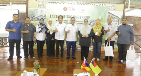 United for Climate Action: Invited delegates from left: Pejabat Pendidikan Daerah (PPD) Seremban, Jabatan Pendidikan Negeri Sembilan, PPD Kulai, Co-Chair of Earth Calling Boot Camp 2025, PPD Johor Bahru, Jabatan Pendidikan Negeri Johor, the Dean of Faculty of Built Environment and Surveying, Chair of Earth Calling Boot Camp 2025, Centre for Community & Industry Netwok (CCIN) UTM and College of Computing and Informatics UNITEN, come together at the Earth Calling Boot Camp 2025 to inspire the next generation of climate heroes