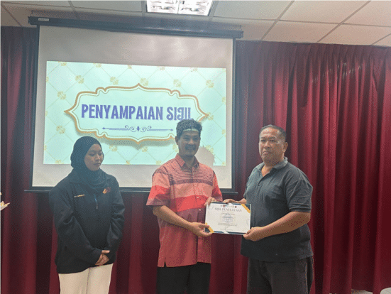 Penyampaian sijil kepada penternak oleh Dato Isa