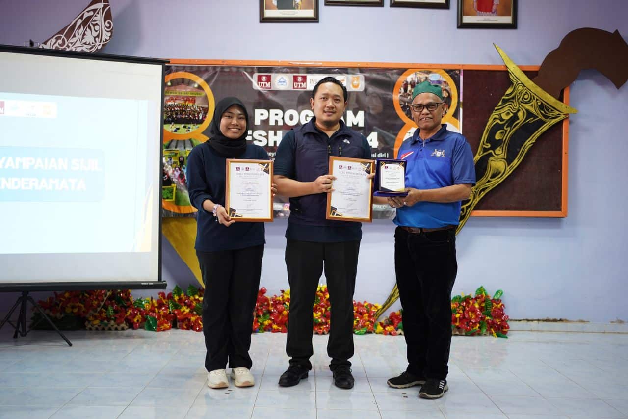 Dr. Mohd Farizal Bin Ahmad Kamaruddin (dua kiri) memberikan sijil penghargaan kepada Encik Haji Abu Bakar Bin Zainal (kanan)