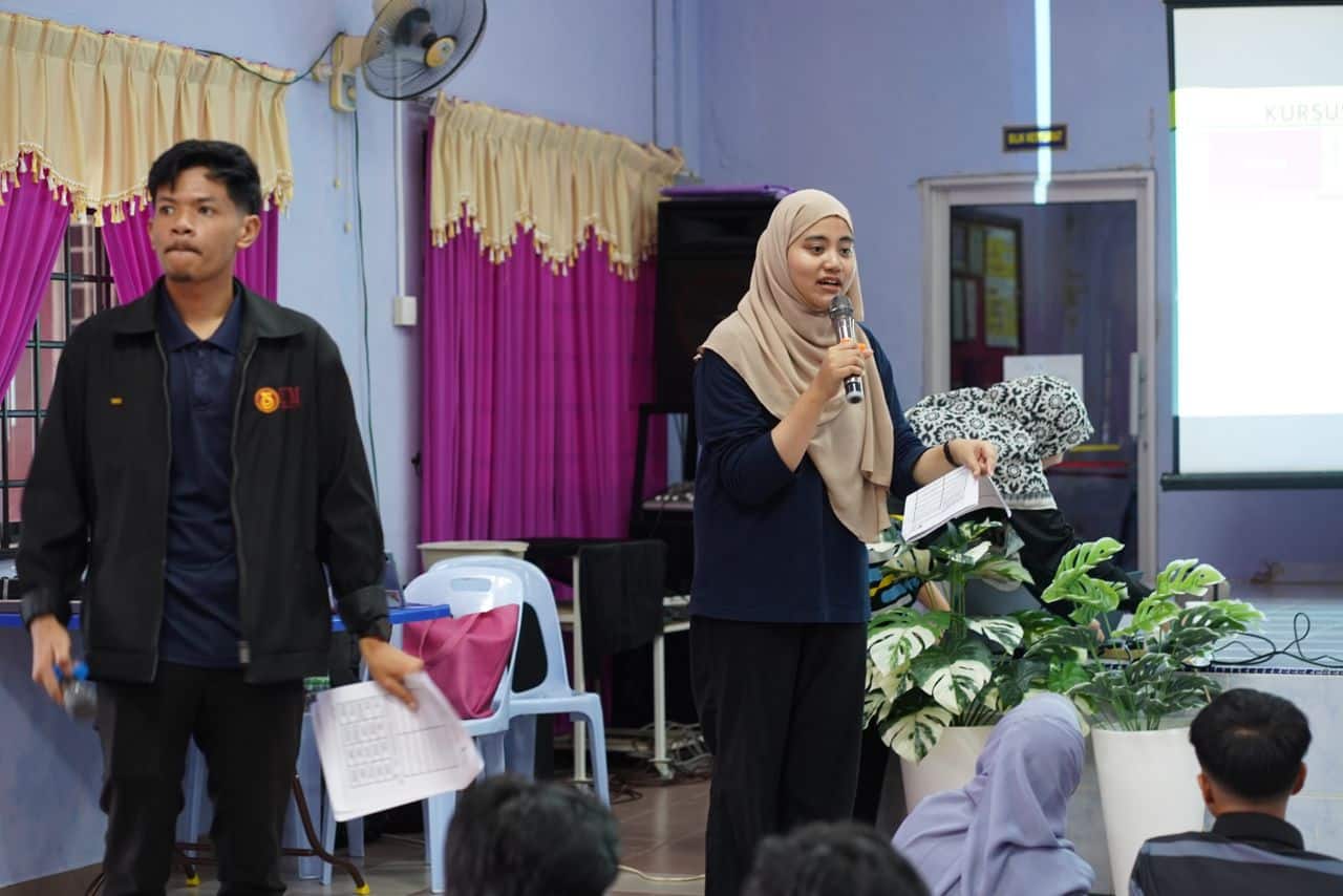 Slot 1 oleh Nurul Amelyawati Binti Ali Rofiq dan Muhammad Danish Afnan Bin Muhammad mengenai perkongsian dan pendedahan awal tentang UTM