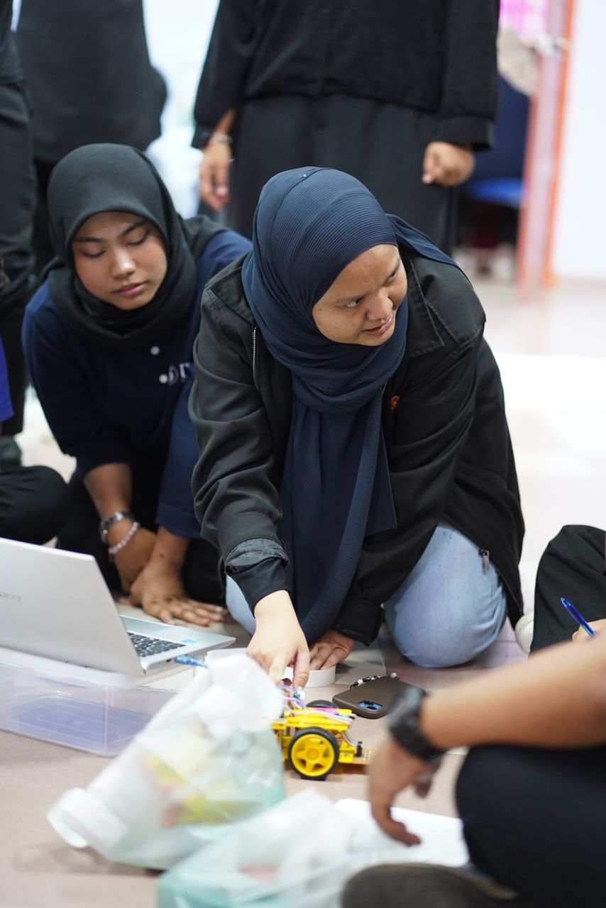 Slot 2 oleh cik Nurul Nazihah Binti Jamal mengenai simulasi robokar