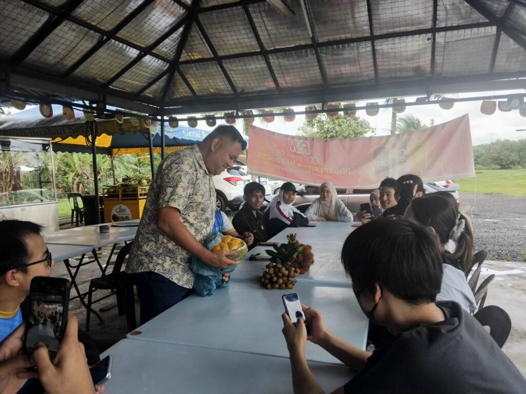 Perkongsian buah-buahan tempatan bersama Assoc. Prof. Dr. Norahim Ibrahim