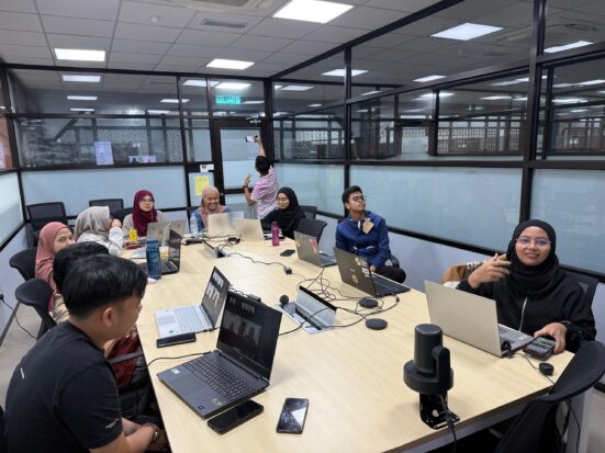 Para AJK yang terlibat berkumpul di SUB Meeting Room 1 ketika program berlangsung untuk kelancaran program WhatsApp Image at fcf