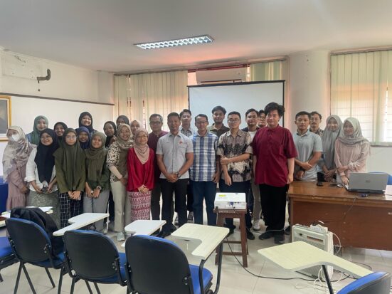 Photo session with participants of Dr. Nazrin’s guest lecture at the Department of Chemistry, Faculty of Science and Technology, UNAIR.
