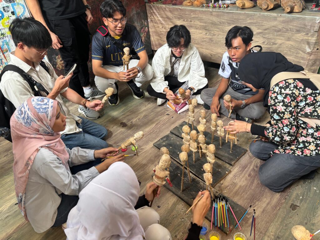Bengkel Wayang Golek di Kampung Kreatif