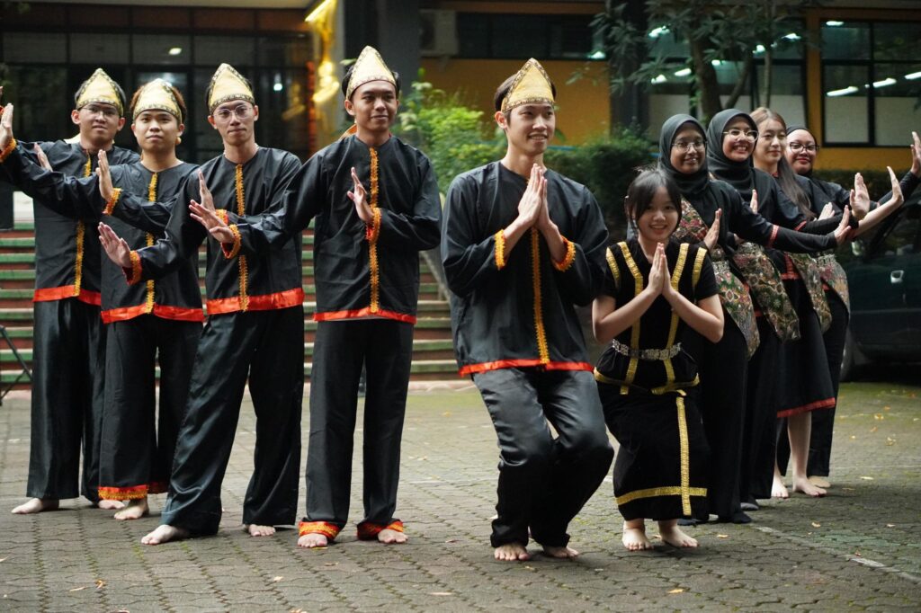 Persembahan Tarian Sumazau oleh pelajar KTHO