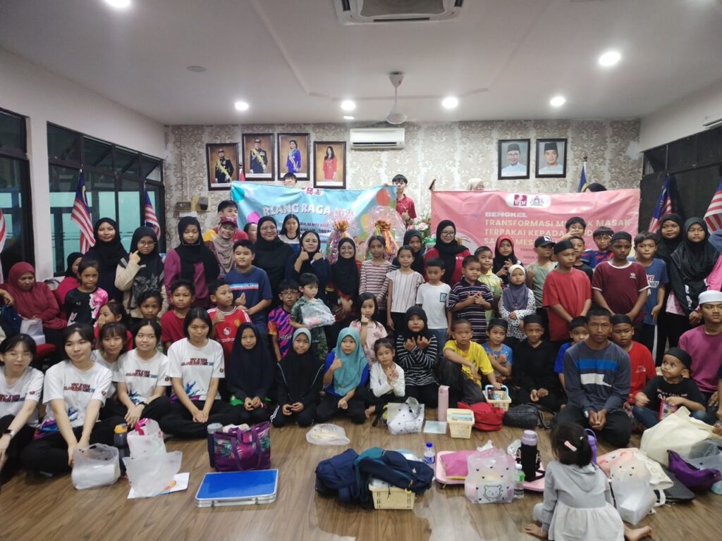 Sesi bergambar bersama para peserta cilik program Riang Raga Desa
