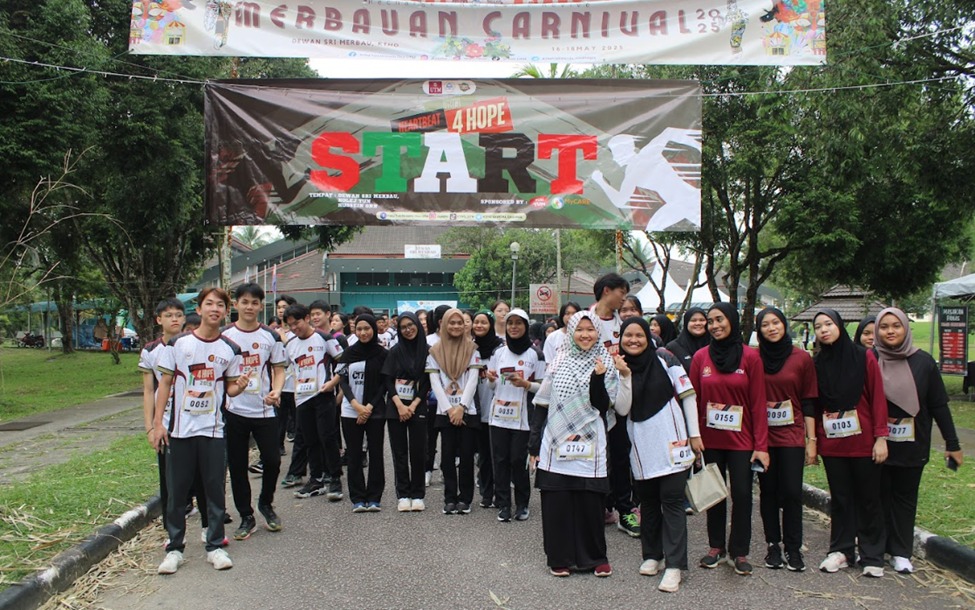 Para peserta bersedia di tempat pemulaan larian
