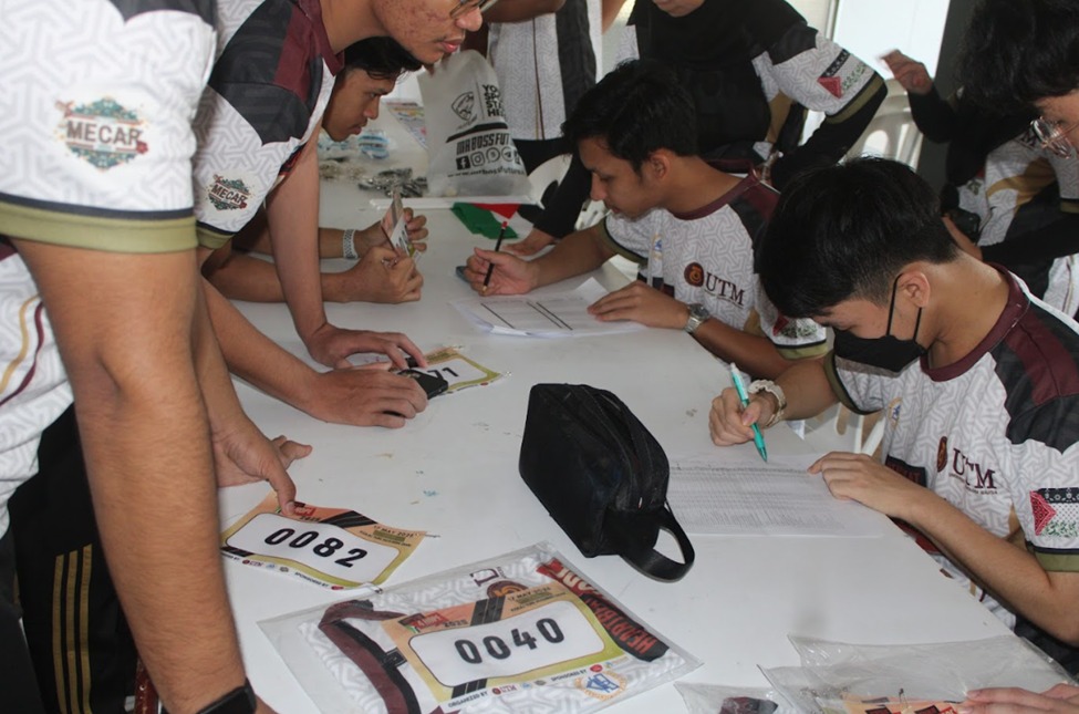 Sesi pendaftaran unuk mengagihkan nombor dan sarapan kepada peserta