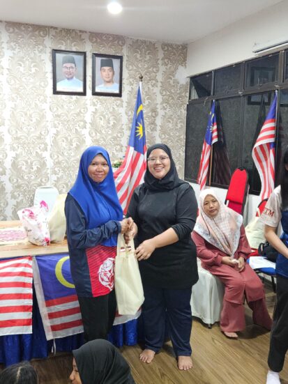 Sesi penyampaian sijil kepada para peserta