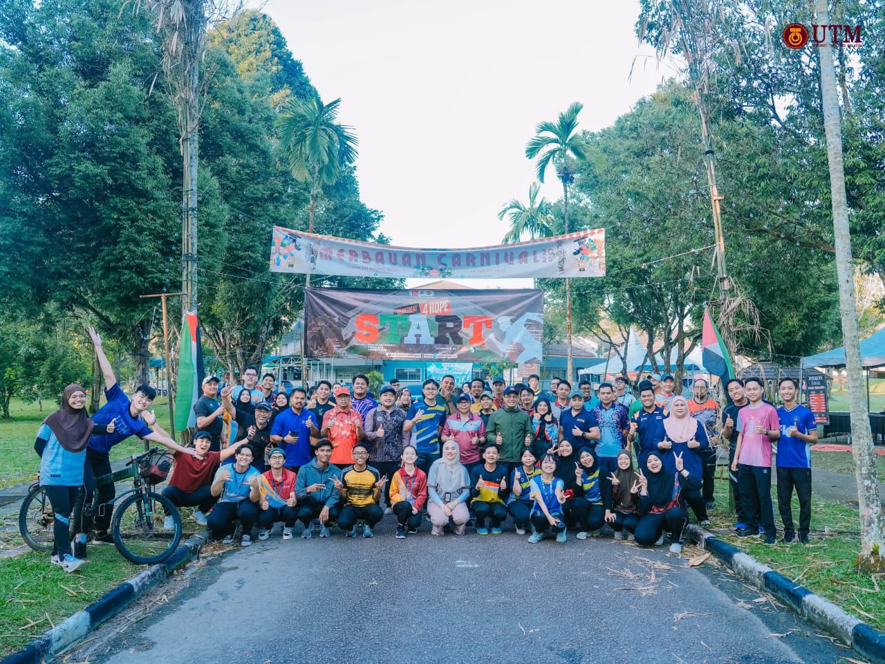 Para peserta "The Borneo Bounce" sedang mempelajari Tarian Magunatip