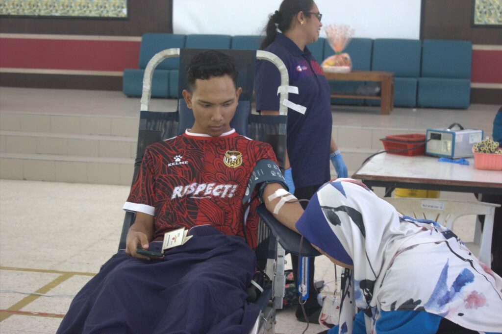 Salah seorang pelajar UTM sedang menderma darah