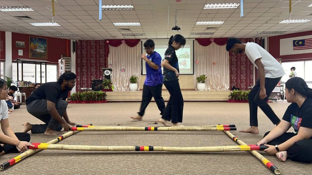 Para peserta "The Borneo Bounce" sedang mempelajari Tarian Magunatip