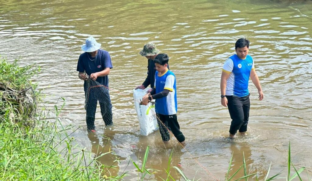 Peserta berganding bahu menangkap ikan bandaraya di Sungai Skudai