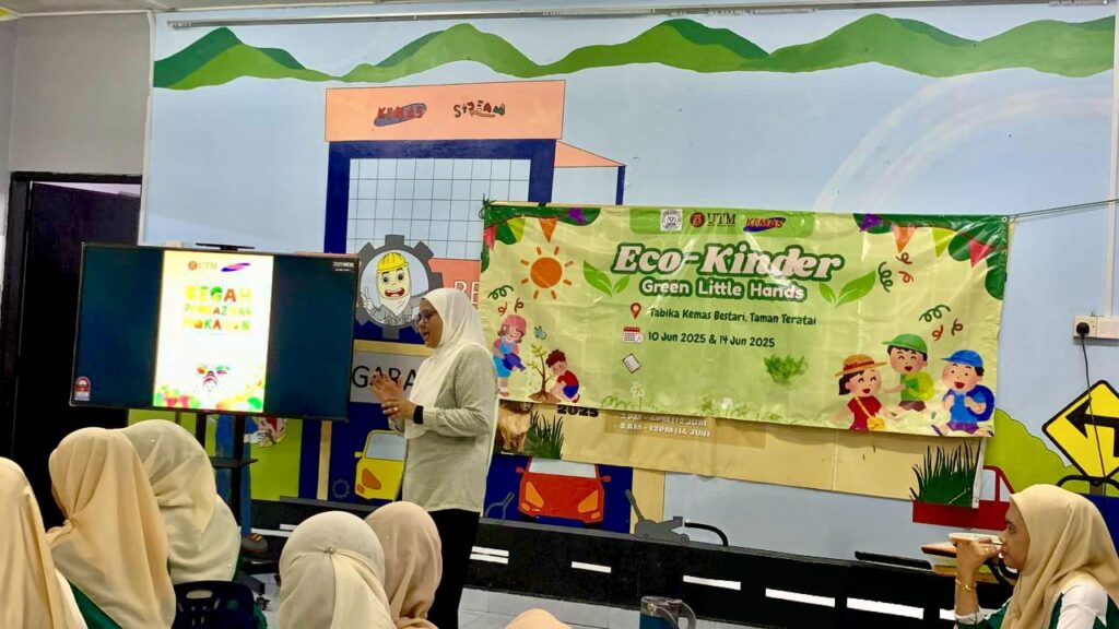 Dr. Salmalina Salleh membentangkan modul Cegah Pembaziran Makanan di hadapan guru Tabika Kemas, Bahagian Iskandar Puteri