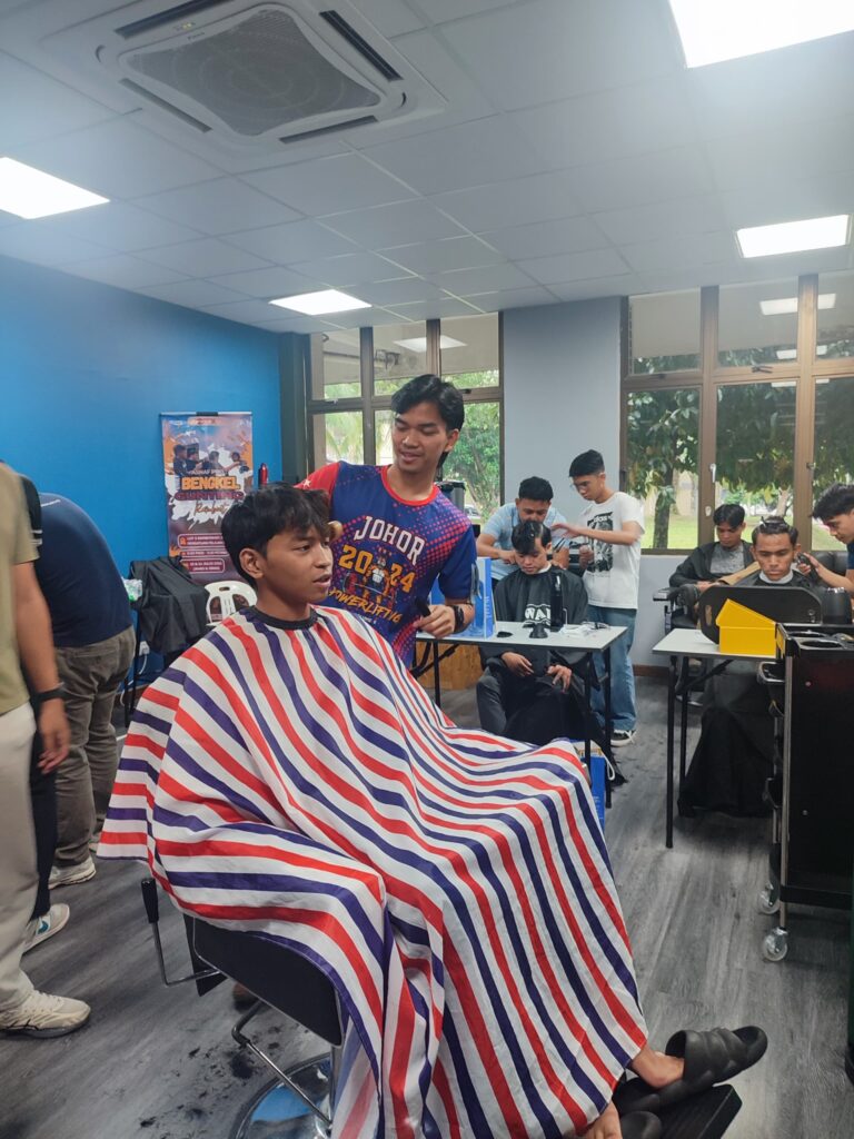 Pelatih yang telah mahir ditugaskan untuk menggunting secara individu tanpa bantuan jurulatih
