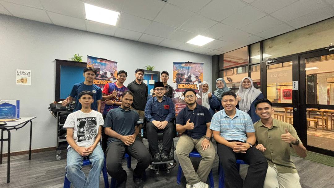 Peserta dan Jurulatih Bengkel Gunting Rambut bergambar bersama Penganjur selepas Bengkel tamat