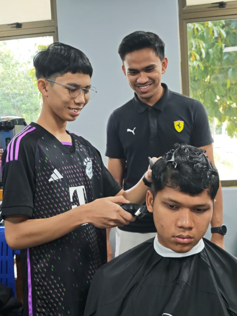 Pelatih sedang tekun mendengar arahan Jurulatih