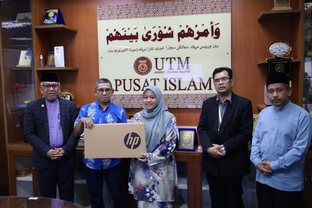 Salah seorang penerima Bantuan Komputer Riba