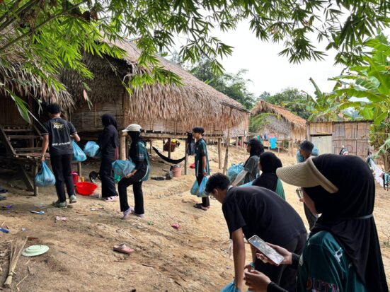 Pelajar UTM menyampaikan sumbangan barangan dapur dari rumah ke rumah