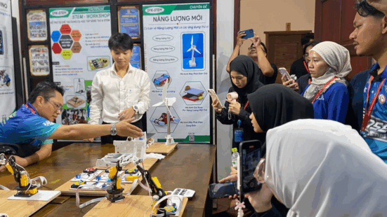 Lawatan ke STEM House HCMUTE