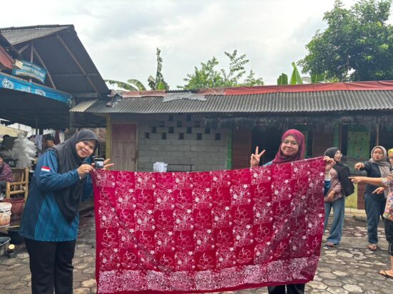 Students making their own Batik at one of the local Batik Industry in Purworejo