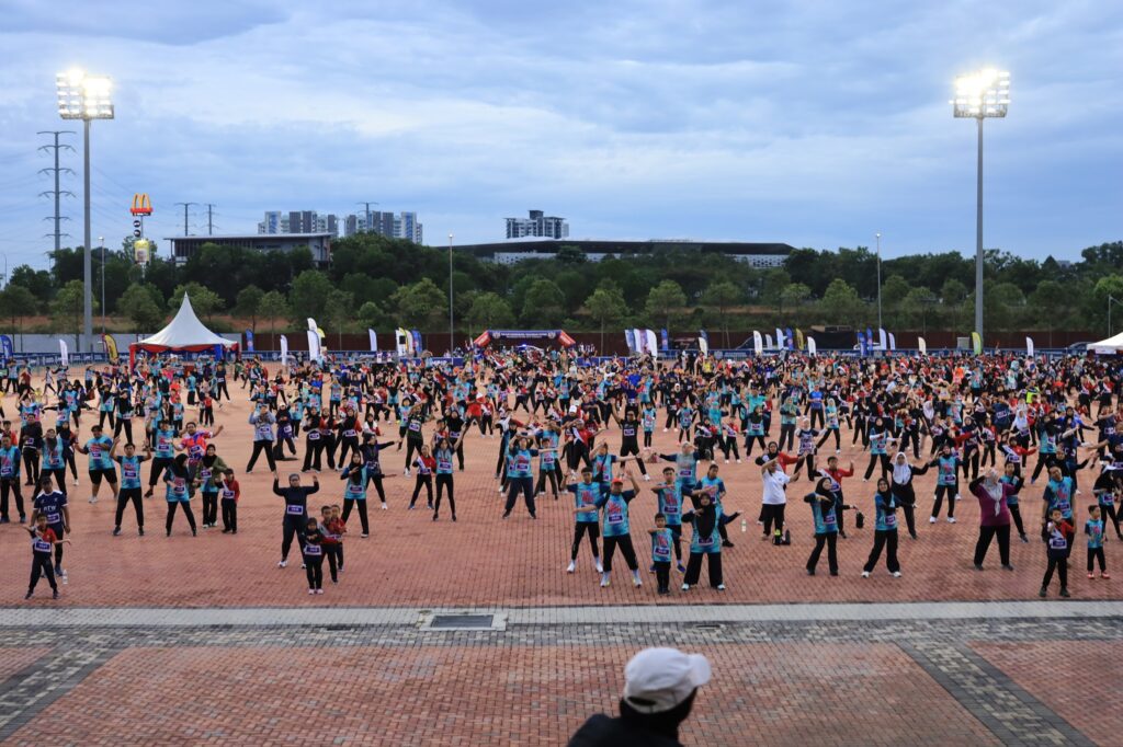 seawal jam 7 pagi, peserta melakukan senamrobik sebelum acara larian dimulakan
