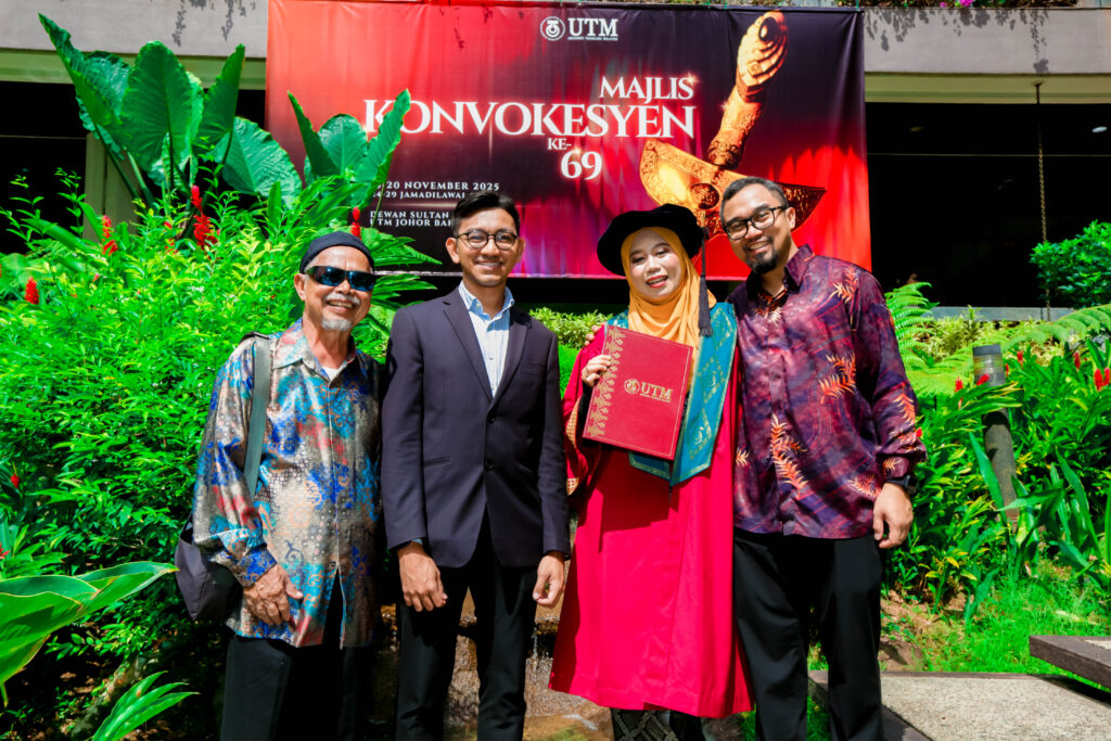 Dr Nurul Hilda bersama (dari kiri) ayah, penyelia dan suami yang menjadi sumber semangat.